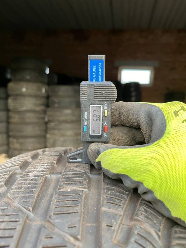 Шини пара PIRELLI SOTTOZERO 3 235/55/R17 зима резина