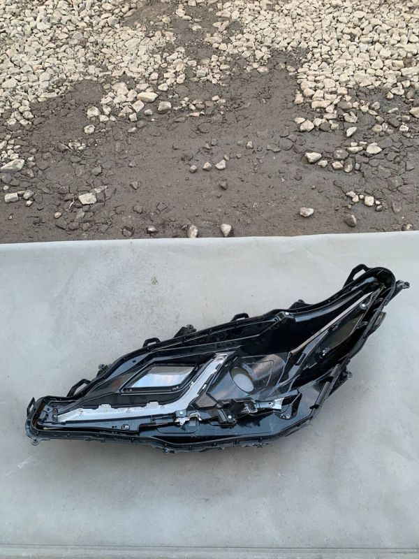Скло фари переднє праве Toyota Camry 70 Уцінка