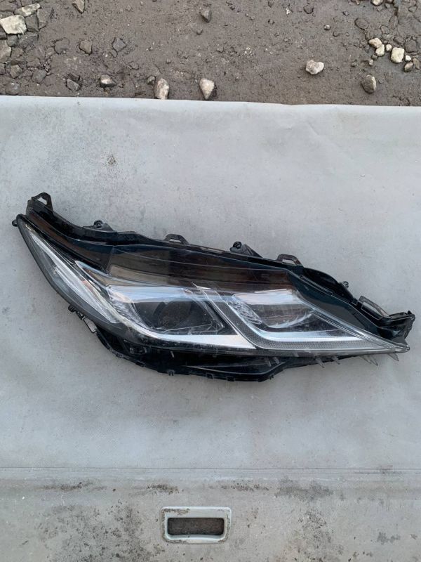 Скло фари переднє праве Toyota Camry 70 Уцінка
