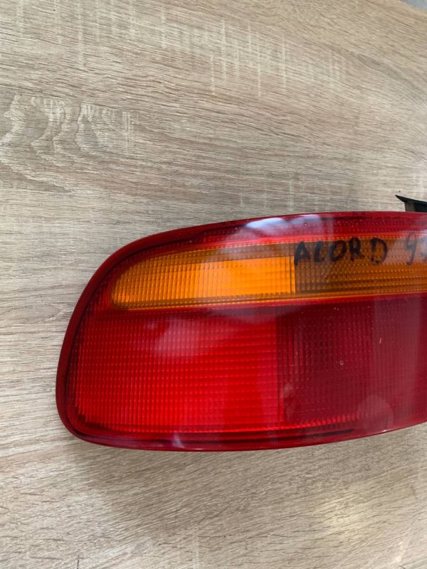 Задній ліхтар лівий стоп фонарь Хонда Аккорд Honda Accord 5  1993-1998 Є Скол