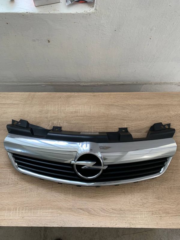 Решітка радіатора Opel Zafira B рестайл решітка бампера Опель зафіра