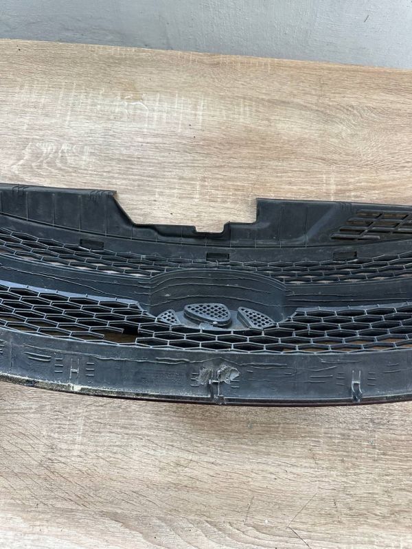 Решітка радіатора Hyundai Sonata NF 86351-3K000 Уцінка дефект