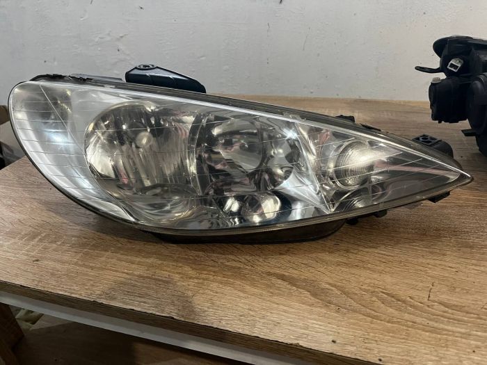 Передні фари ліва права Peugeot 206.