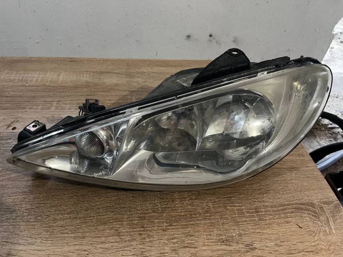 Передніі фари ліва права Peugeot 206.