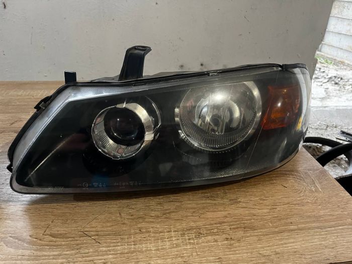 Передні фари ліва права Nissan Almera N16