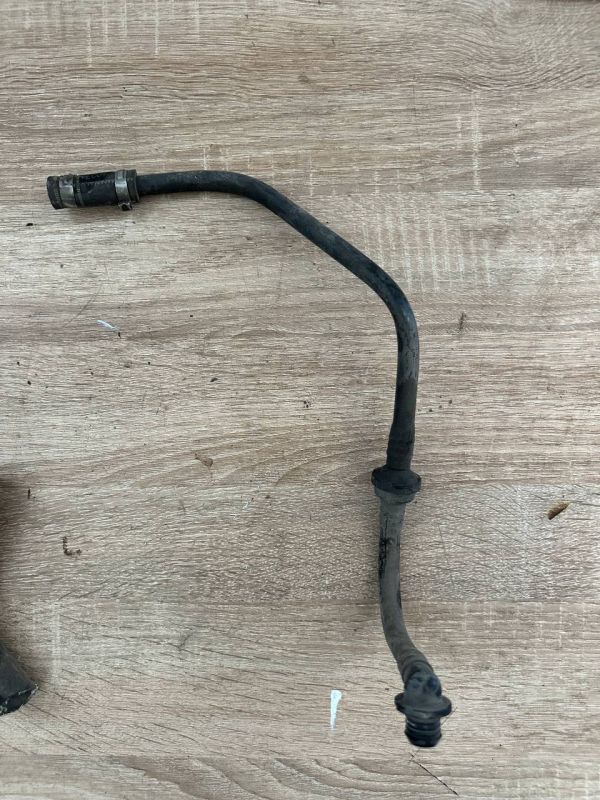 Патрубки трубки Шкода тур Патрубок Volkswagen Golf IV, Skoda Octavia 2004- 06A133240C