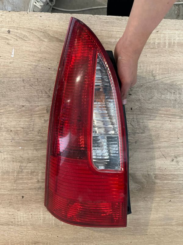 Стоп фонарь ліхтар лівий Mazda premacy 99-01 ліхтарь