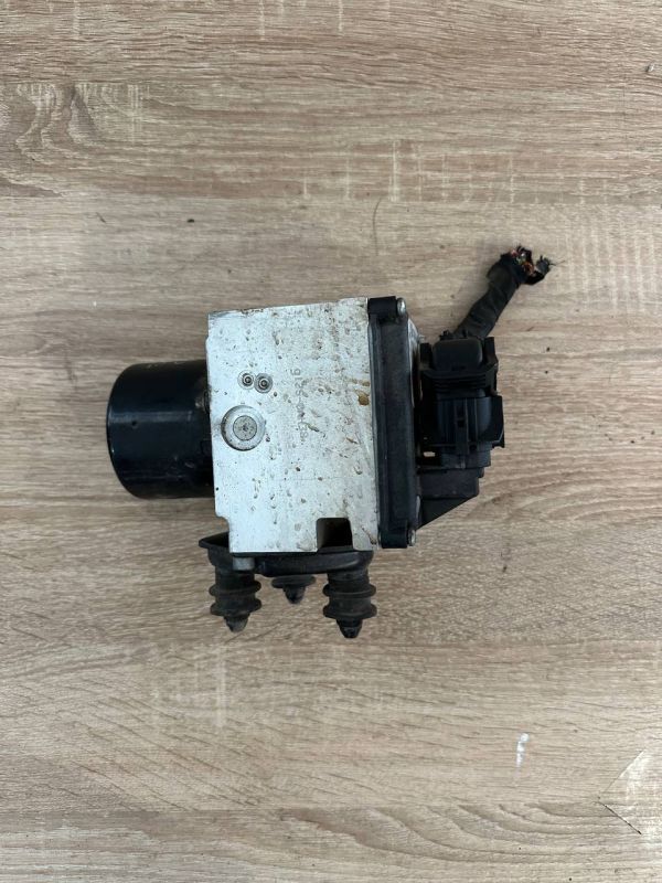 Блок Абс з фішкою Volkswagen Passat b6 блок ABS 2.0 бензин 3C0614095 Q