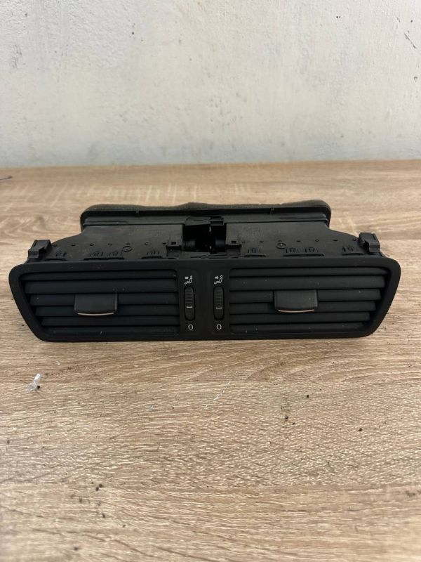 Дефлектор (повітропровід) центральний VOLKSWAGEN PASSAT B6 2005-2010