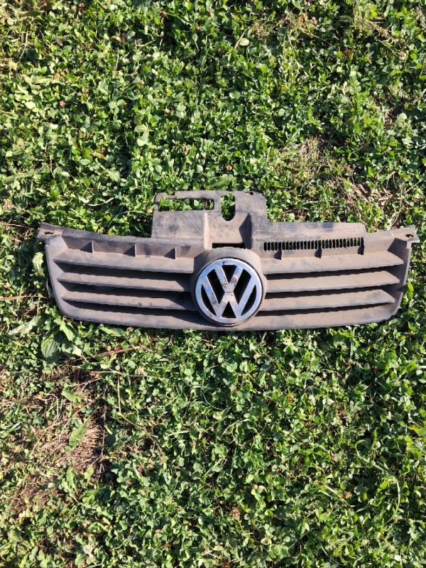 Решітка радіатора Volkswagen Polo 9N 2001 - 2005 600853651